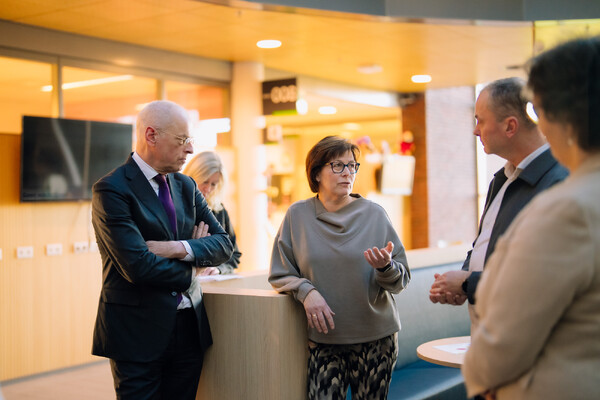 VWS-minister Bruijn op bezoek bij MooiMaasvallei